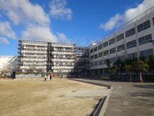 小学校の外壁改修工事が完成間近です！