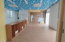ワンフロアで園児の様子が見やすい温もり感じる保育園