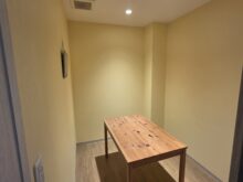 壁と扉の傷を修繕！鮮やかなクロスで面談室を明るくリニューアル！